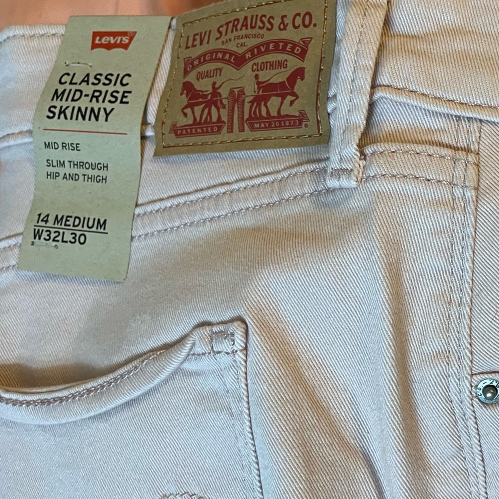 Levi's Classic Mid-Rise Skinny Jeans Pale Pink